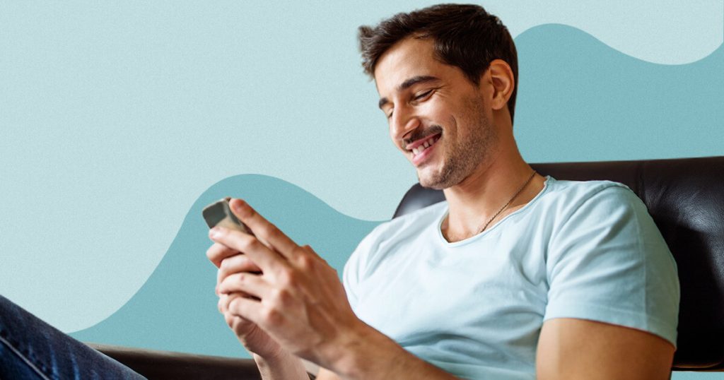 En mann kjøper Cialis i et nettapotek ved hjelp av mobiltelefonen